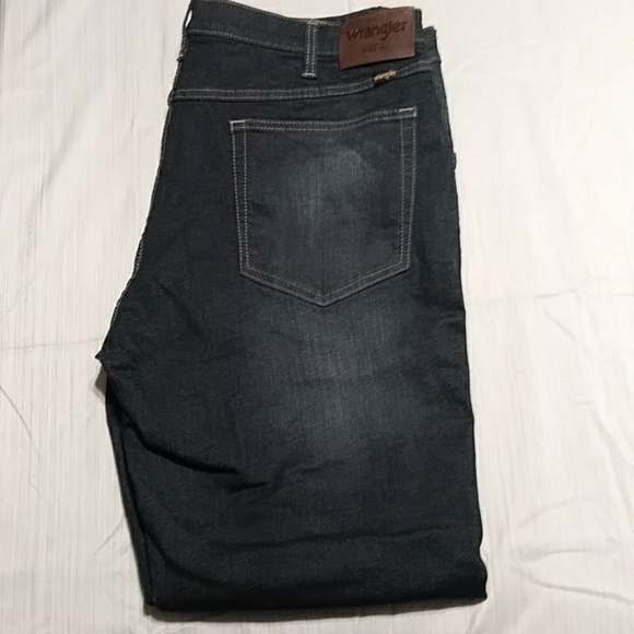 Wrangler Other - Wrangler straight fit comfort stretch. 38x32 blue jeans LIKE NEW